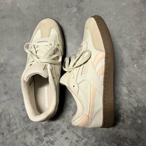 Reebok Women’s Cream Sneakers
